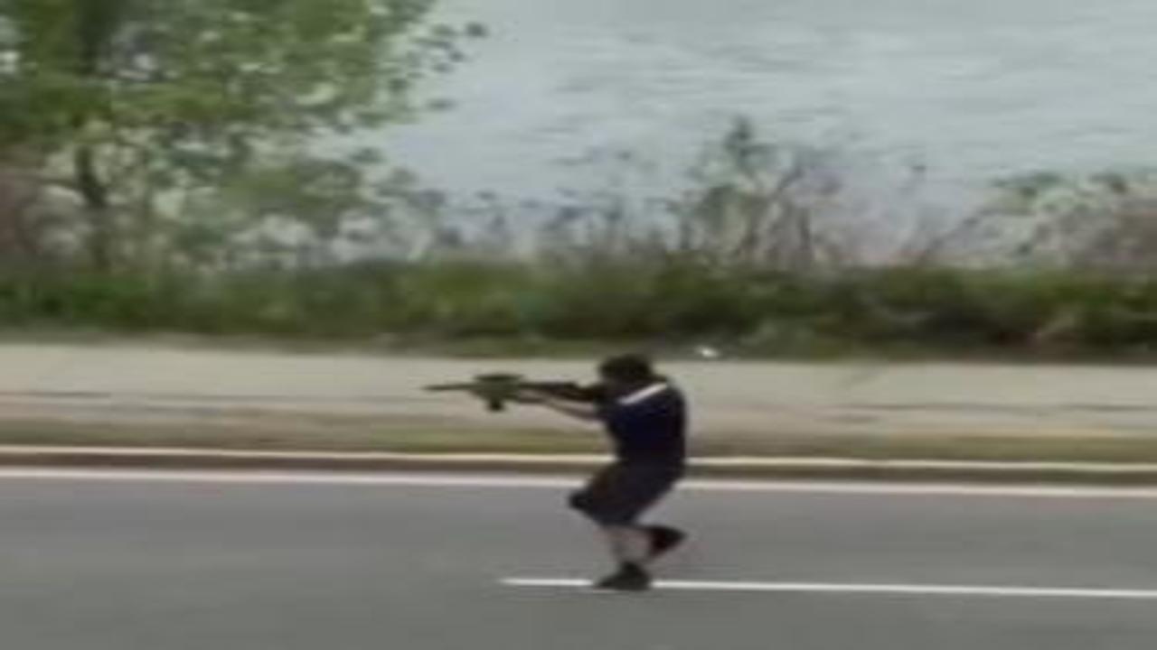 ABD'de silahlı saldırgan rastgele etrafa ateş açtı! Korku dolu anlar kamerada...