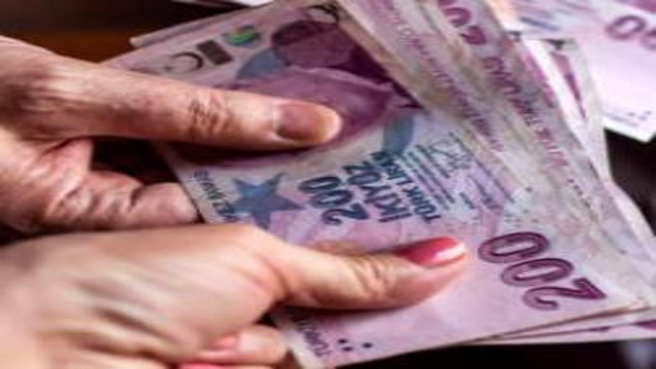 Emeklilerin ikramiye ve aylık ödemeleri hesaplara aktarılıyor