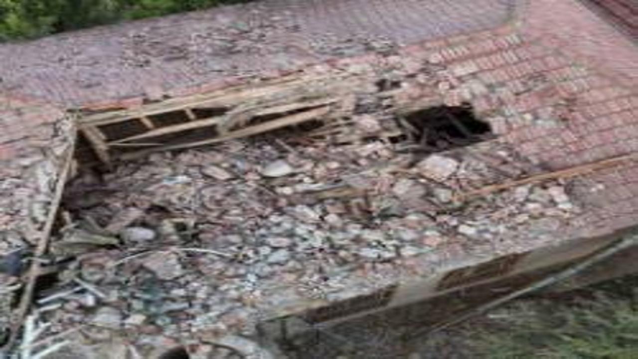 Eskişehir’de yıldırım düşen caminin minaresi yıkıldı