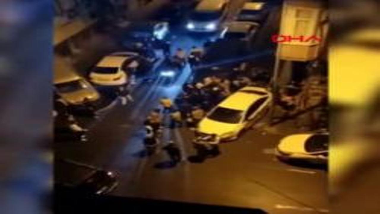 Gaziosmanpaşa'da araç parkı yüzünden kavga çıktı, mahalleli ile sürücüler birbirine girdi
