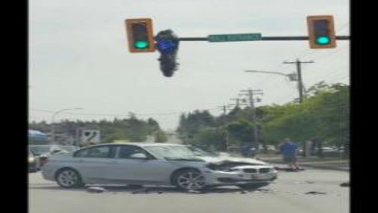 Kanada'da kazaya karışan motosiklet trafik lambasında asılı kaldı