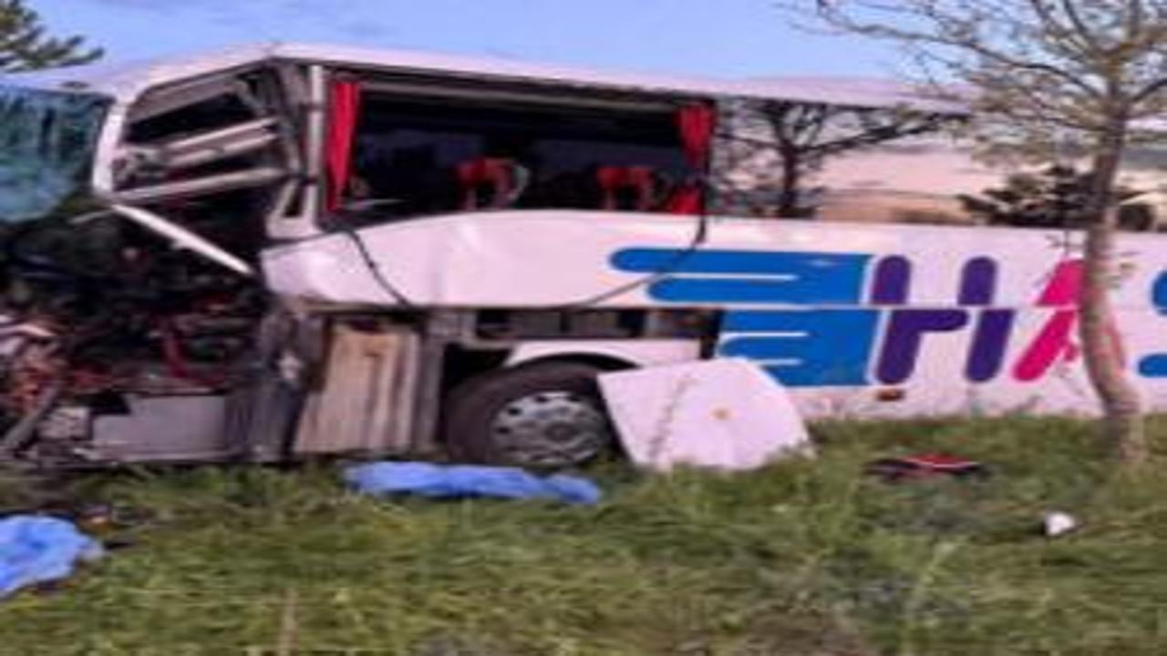 Konya'da yolcu otobüsü, TIR'a çarptı: 1 ölü, 8 yaralı