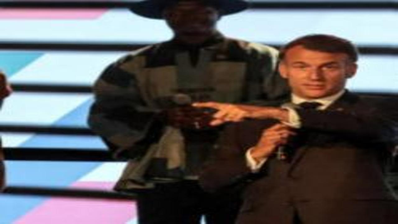 Macron seyircilere bağırdı: Ya susun ya dışarı çıkın!