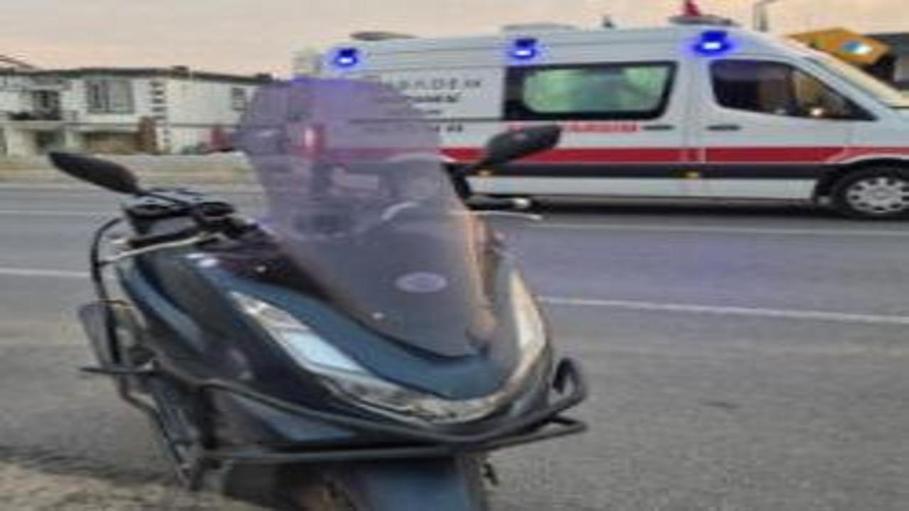 Motosiklet otomobile çarptı: 2 yaralı