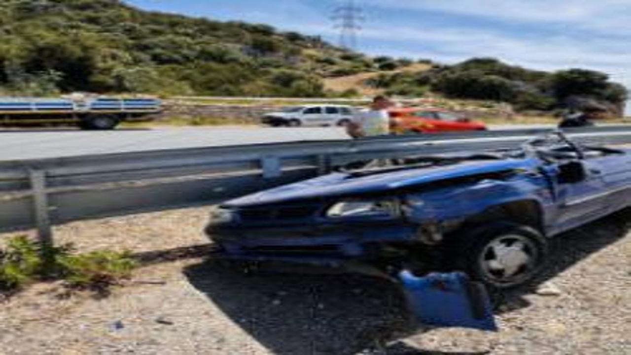 Ölümden döndü! Bariyerlere saplanarak tavanı parçalanan otomobilin sürücüsü yaralandı