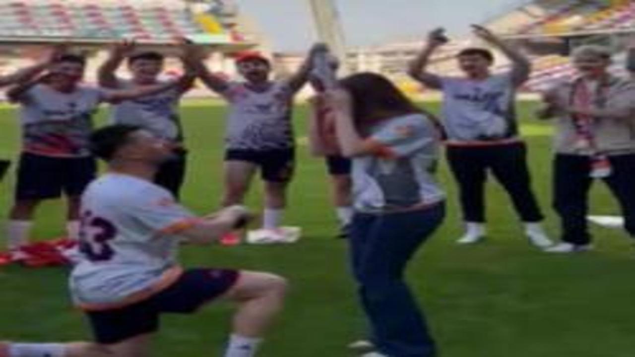 Şampiyonluk kutlamalarında futbolcudan sürpriz evlilik teklifi