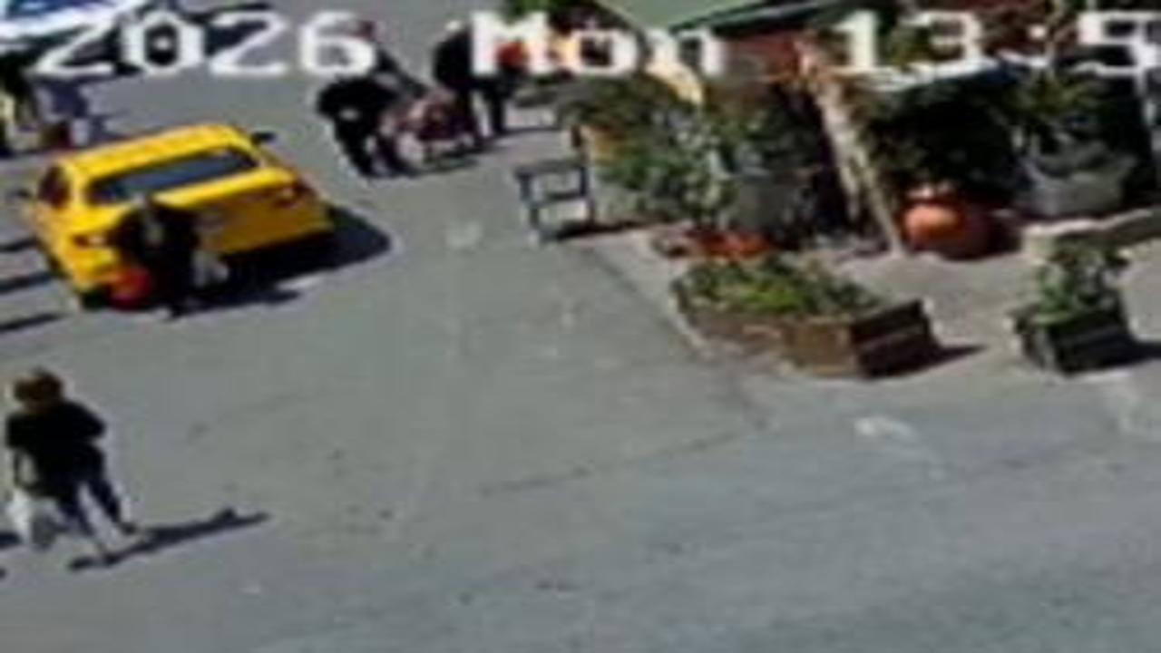 Şişli’de geri geri giden taksi, yaşlı kadını altına aldı