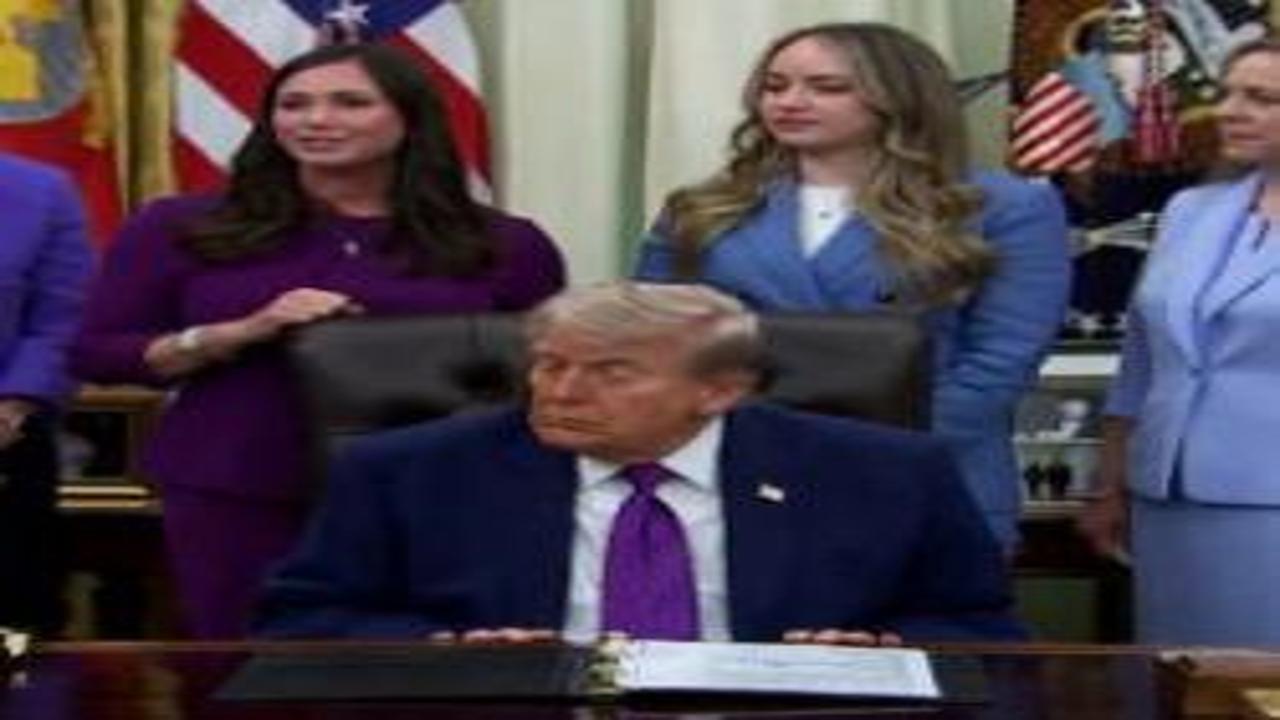 Trump, Oval Ofis’teki etkinlik sırasında uyukladı