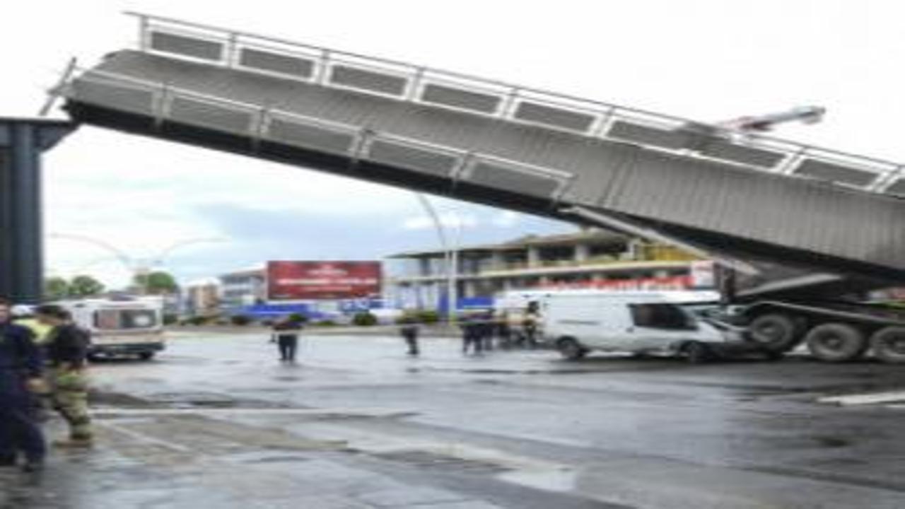 Ankara’da korkutan kaza: Damperi açık tır üst geçidi yıktı