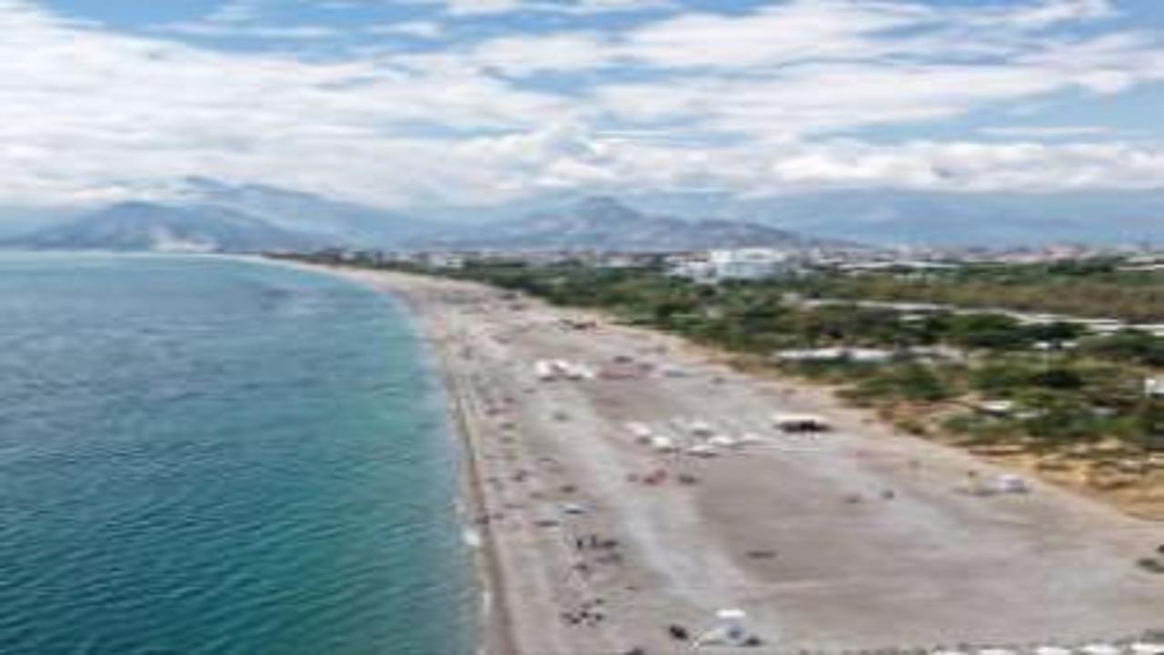 Antalya’nın ünlü sahilinde bayram yoğunluğu: Konyaaltı Sahili ilk tercihlerden oldu