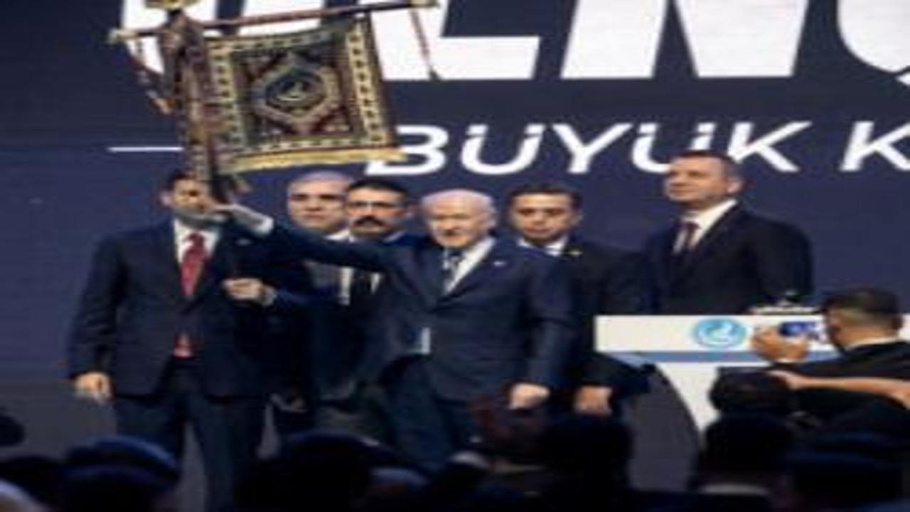 Bahçeli’ye verilen hediye gündem oldu! Altın kurt başlı tuğ dikkat çekti