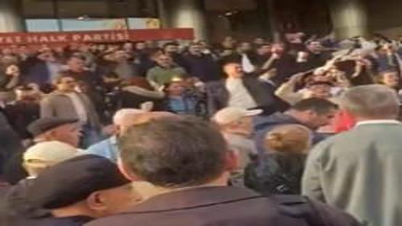Kılıçdaroğlu'na büyük öfke: 'Hain' sloganları atıldı, Fotoğrafı ayaklar altına alındı