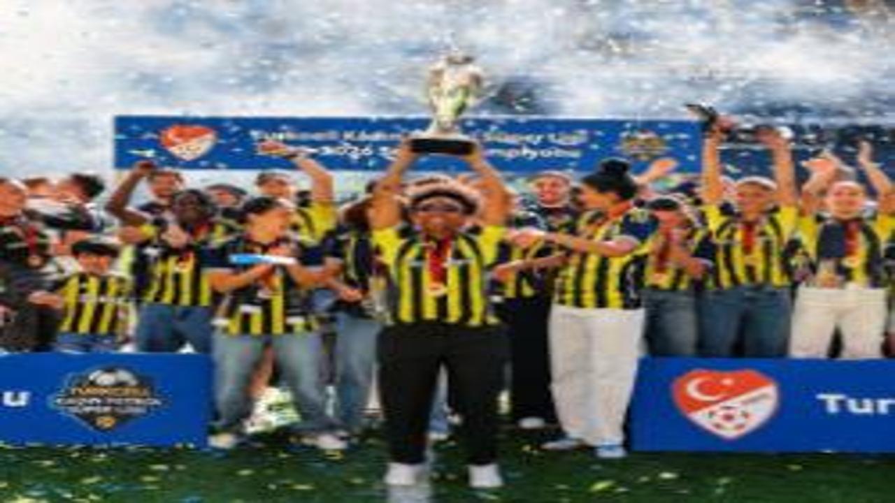 Fenerbahçe ArsaVev şampiyonluk kupasını aldı