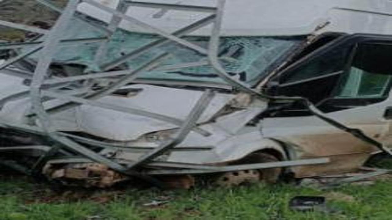 Hakkari'de elektrik direğine çarpan minibüsteki 11 kişi yaralandı