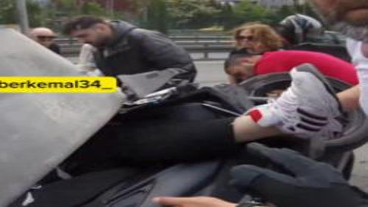 Kadıköy’de ani şerit değiştirme ölüme davetiye çıkardı: Motosiklet bariyerlere saplandı