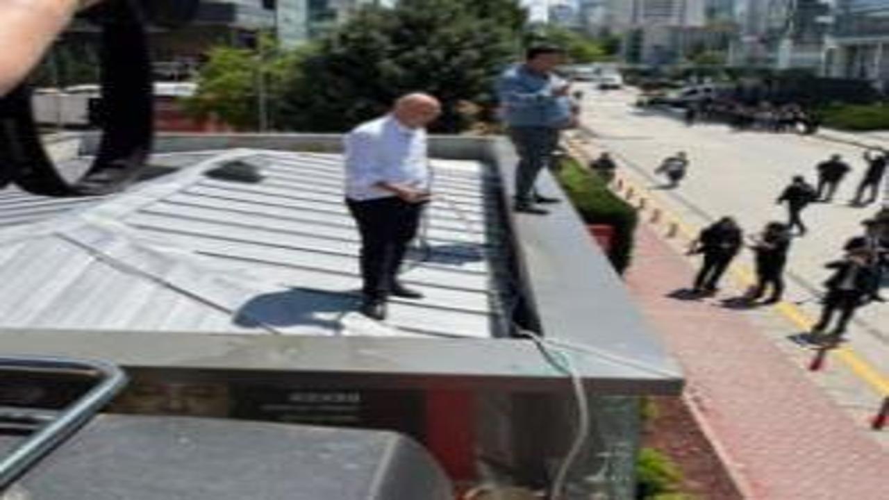 Mahmut Tanal yine sahnede! Elinde hortumla çatıya çıktı!