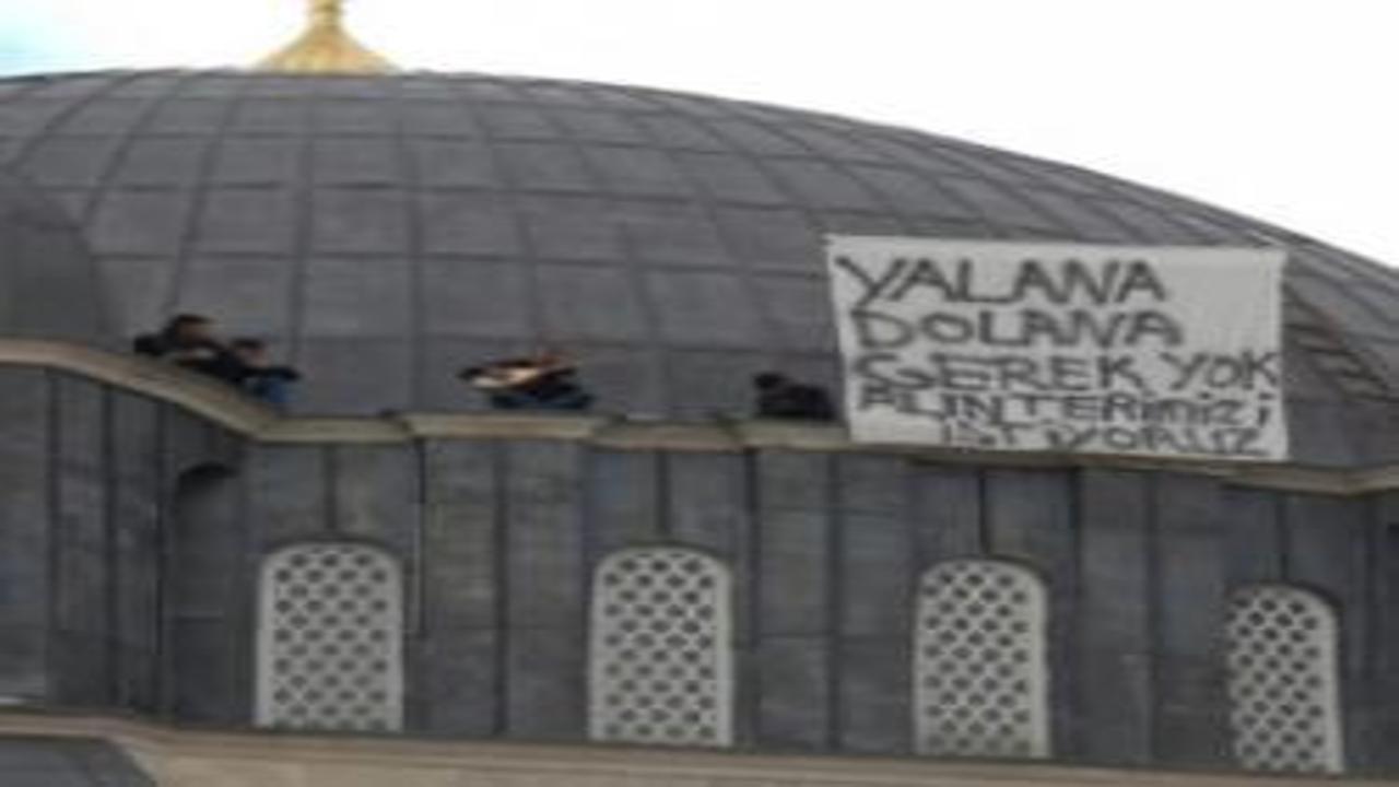 Sivas'ta cami kubbesinde sazlı türkülü maaş eylemi