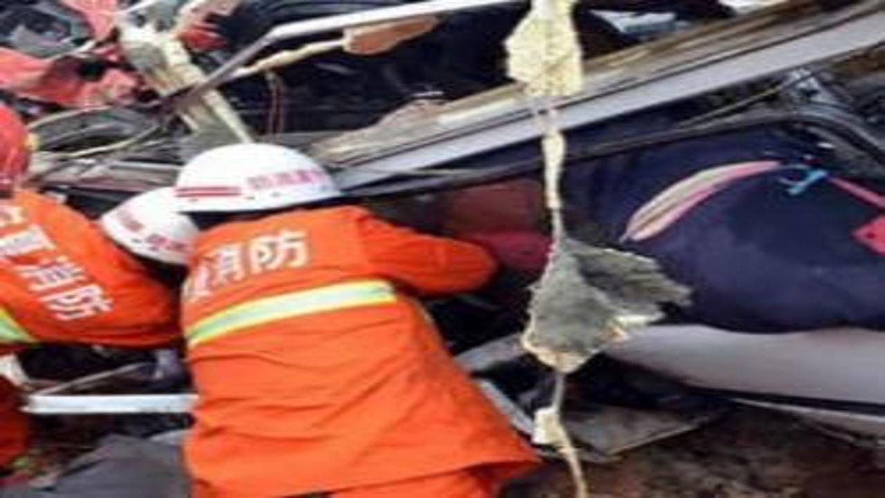 Çin'de yolcu otobüsü kamyona çarptı: 13 ölü