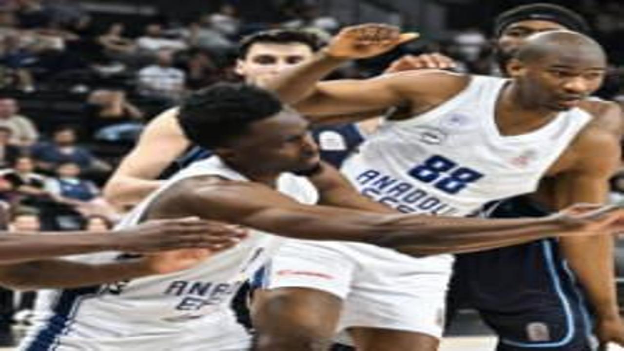 Anadolu Efes seride 1-0 öne geçti