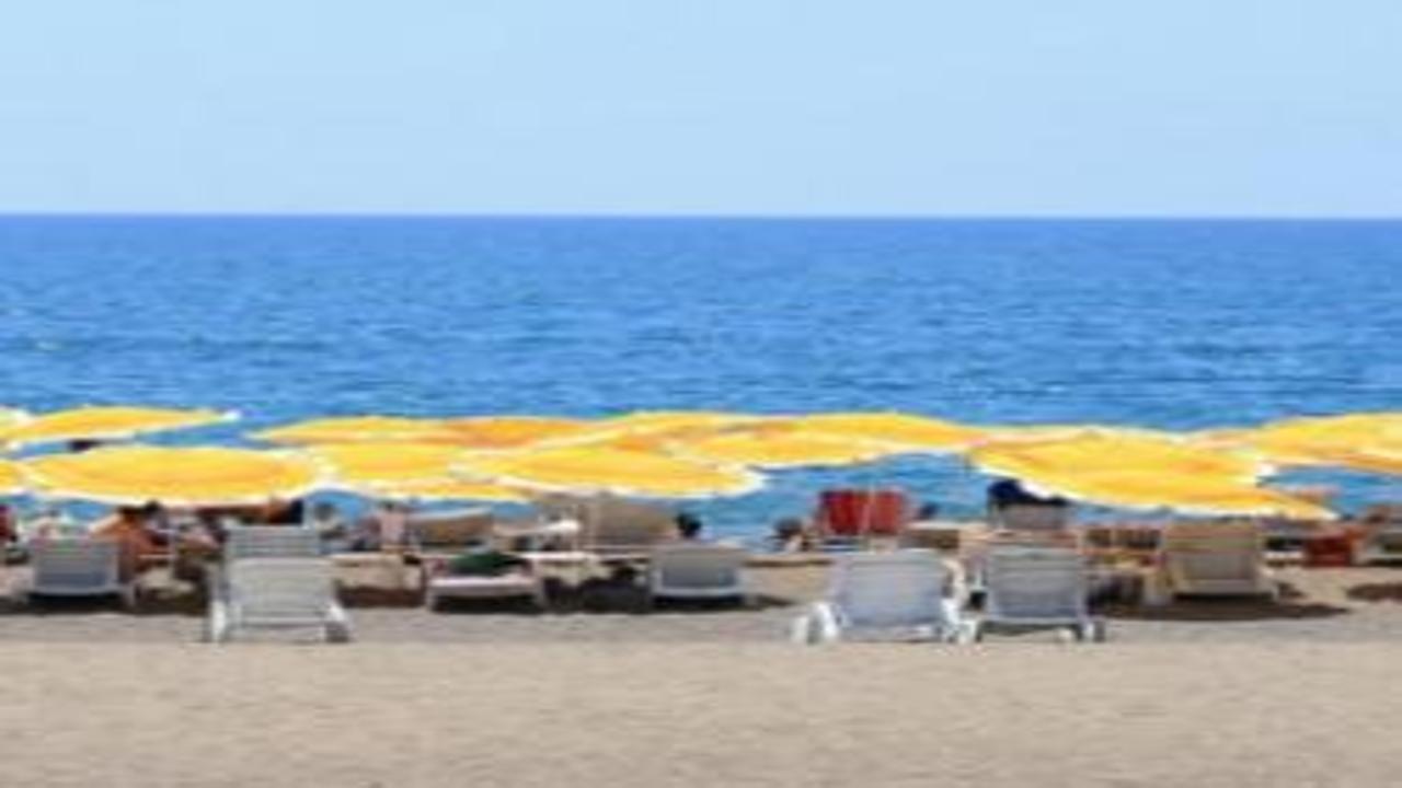 Antalya sahillerinde Kurban Bayramı'nın ilk gününde yoğunluk yaşanıyor