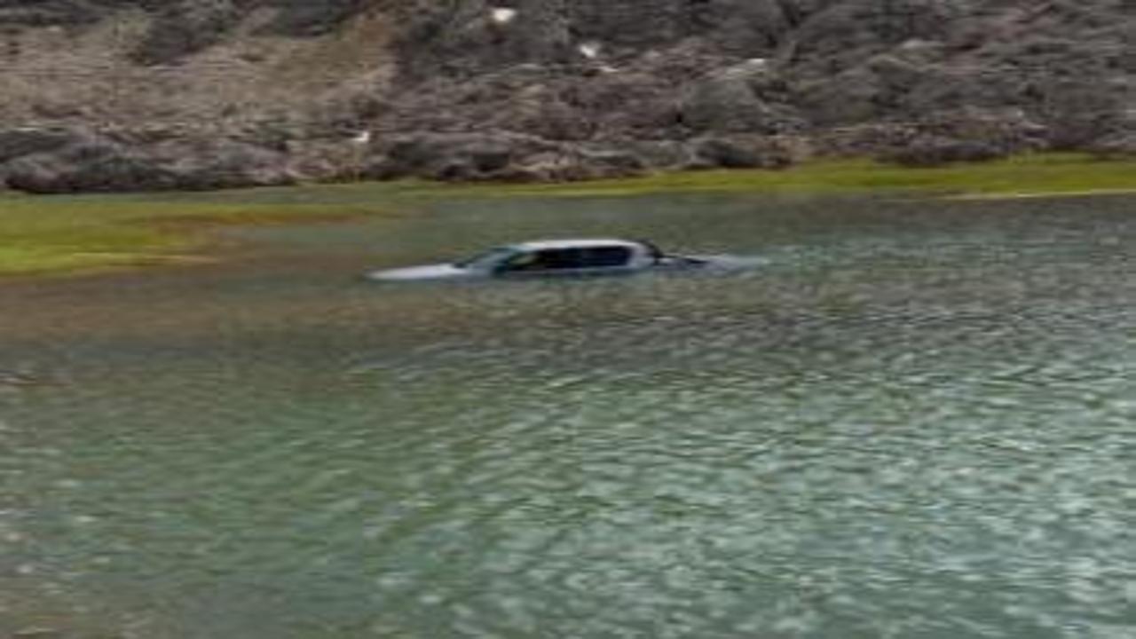 Aracıyla göletten geçmek isteyen vatandaşlar suda mahsur kaldı!