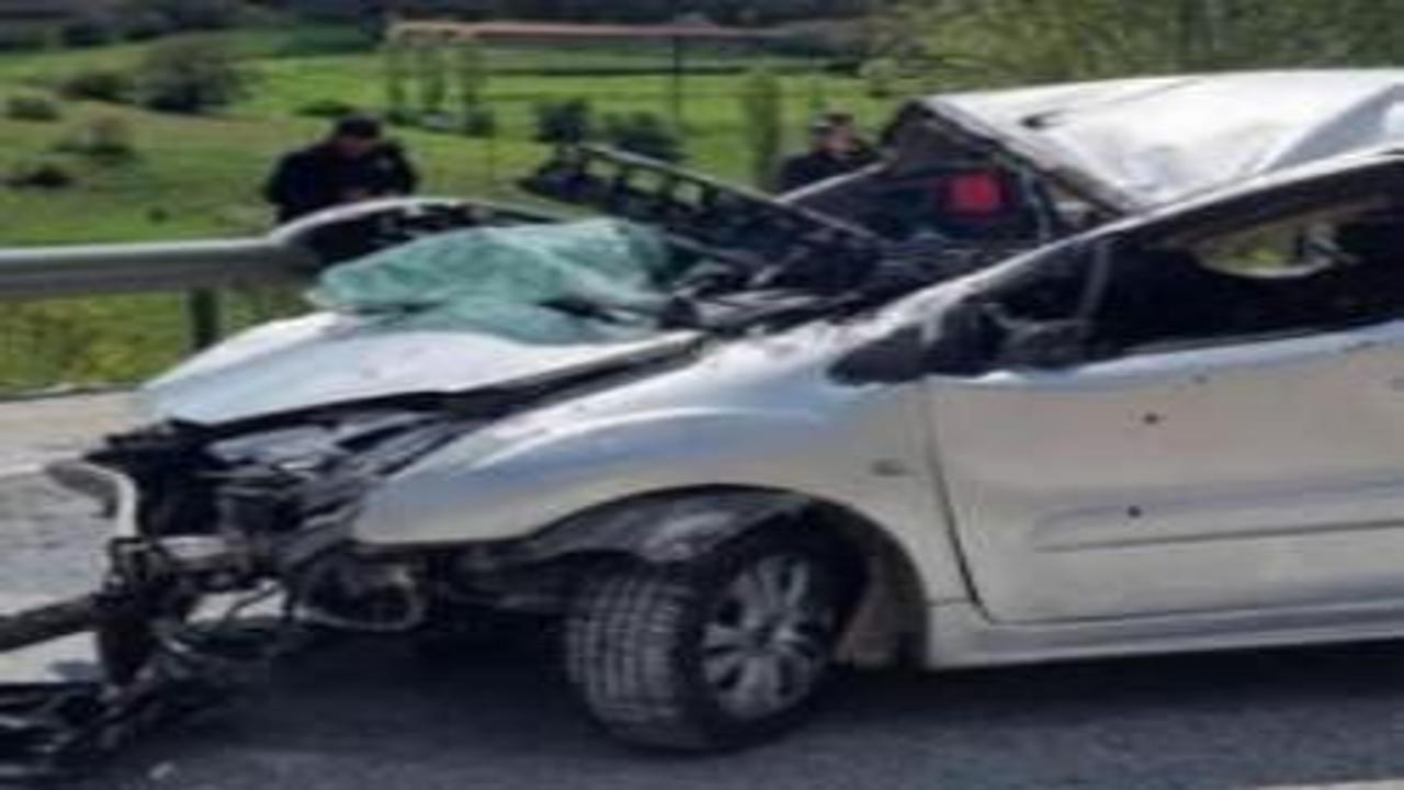 Bariyerlere çarpan araçtaki 6 kişi yaralandı