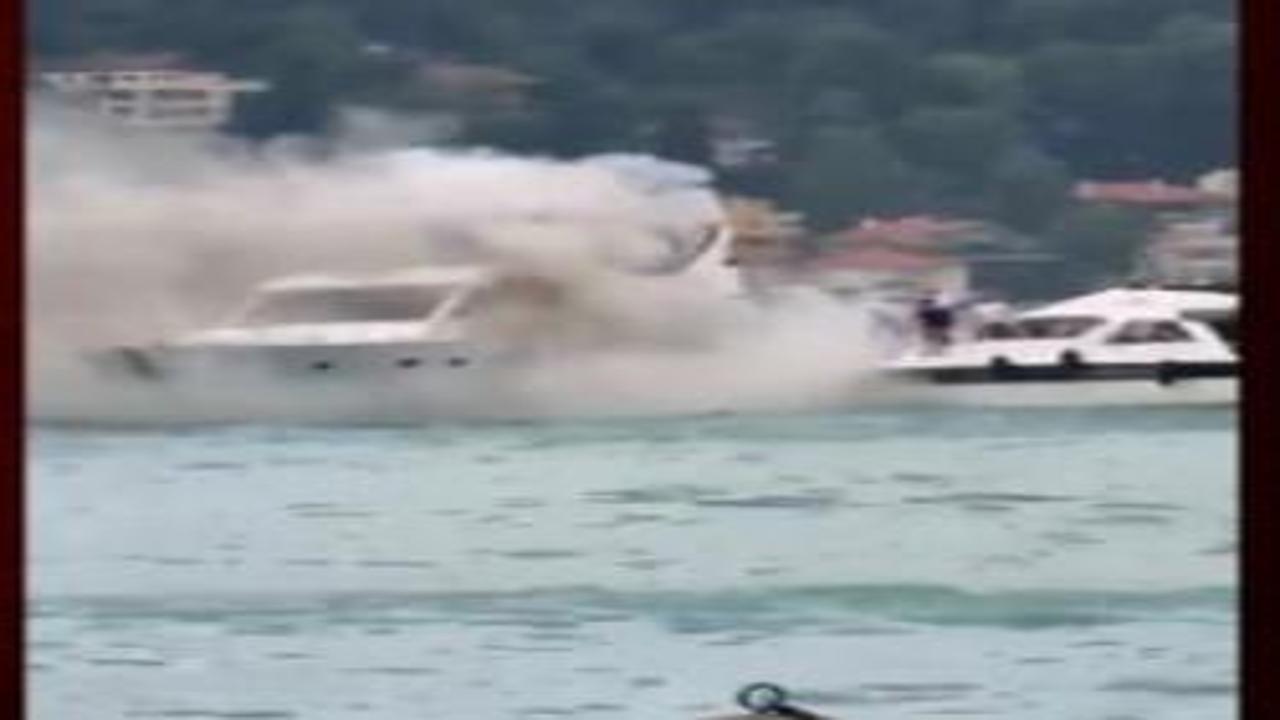 Bebek Sahili açıklarında lüks yat alevlere teslim oldu