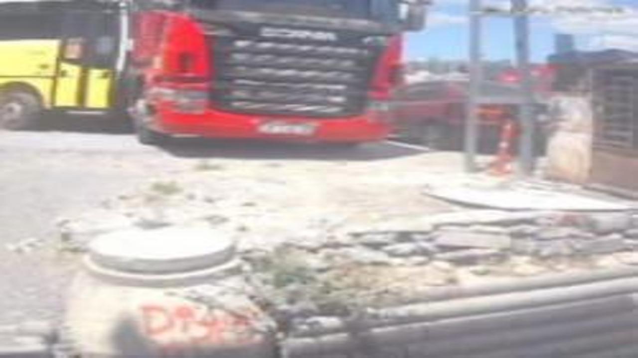 Beylikdüzü'nde freni boşalan İETT otobüsü TIR'a çarptı