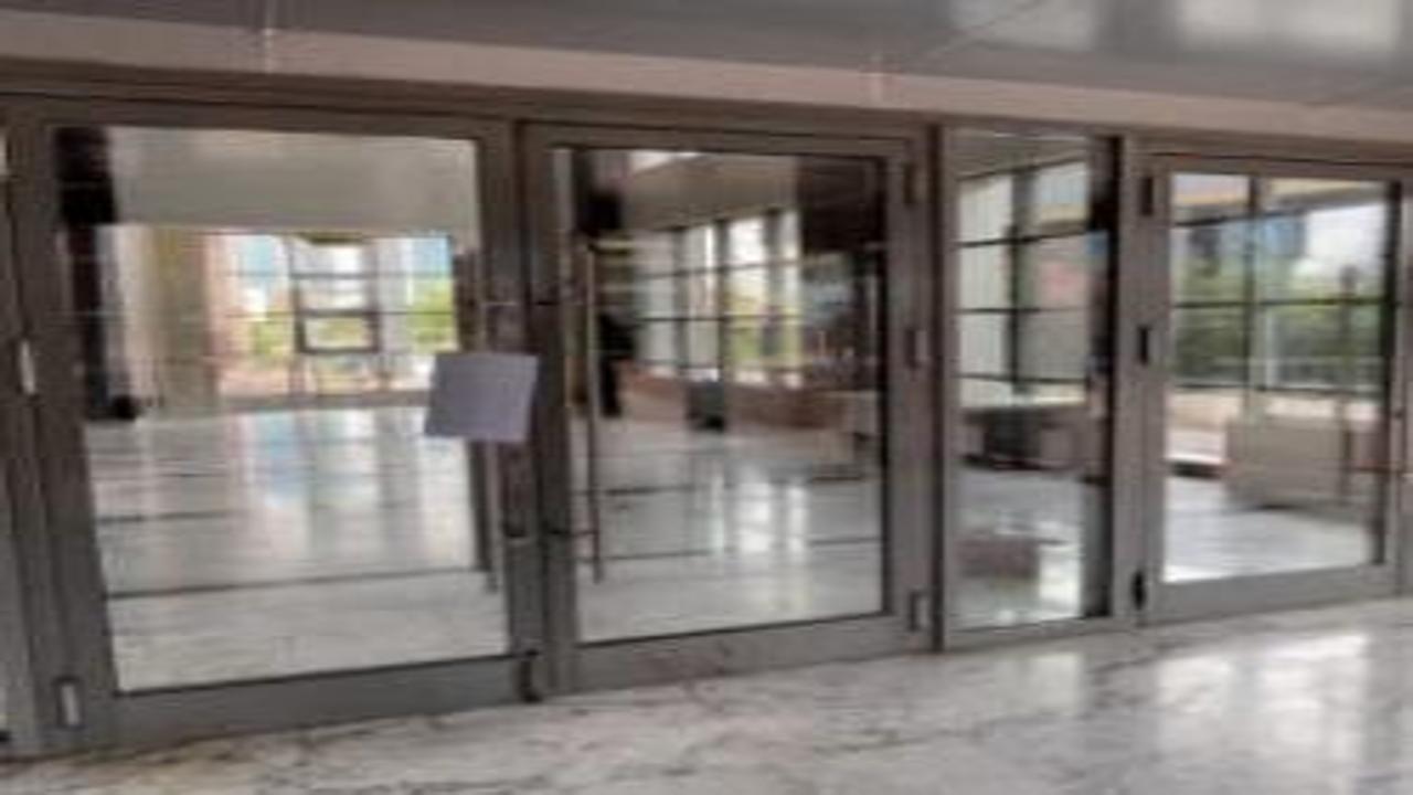 CHP Genel Merkezi girişine 