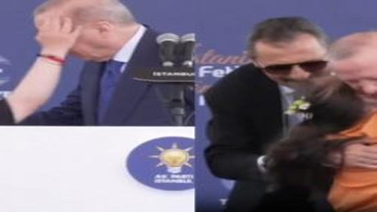 Down sendromlu küçük kızdan sahnede Erdoğan'a sevgi gösterisi! Törene damga vurdu