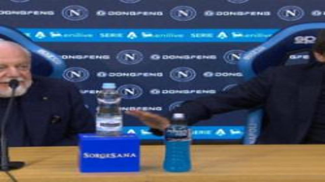 Fenerbahçe ile ismi anılan Conte Napoli'den ayrıldı!Basın toplantısı İtalya'da gündem oldu