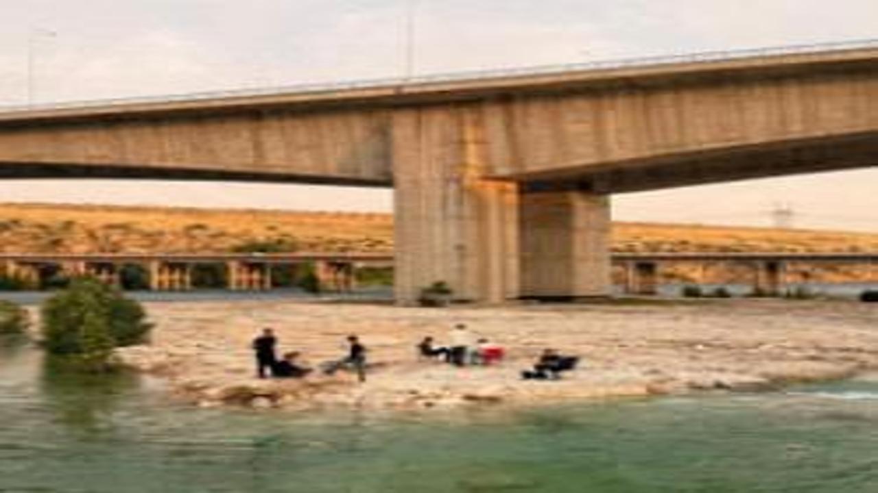 Fırat Nehri’nde su yükseldi: Piknikçiler adacıkta mahsur kaldı