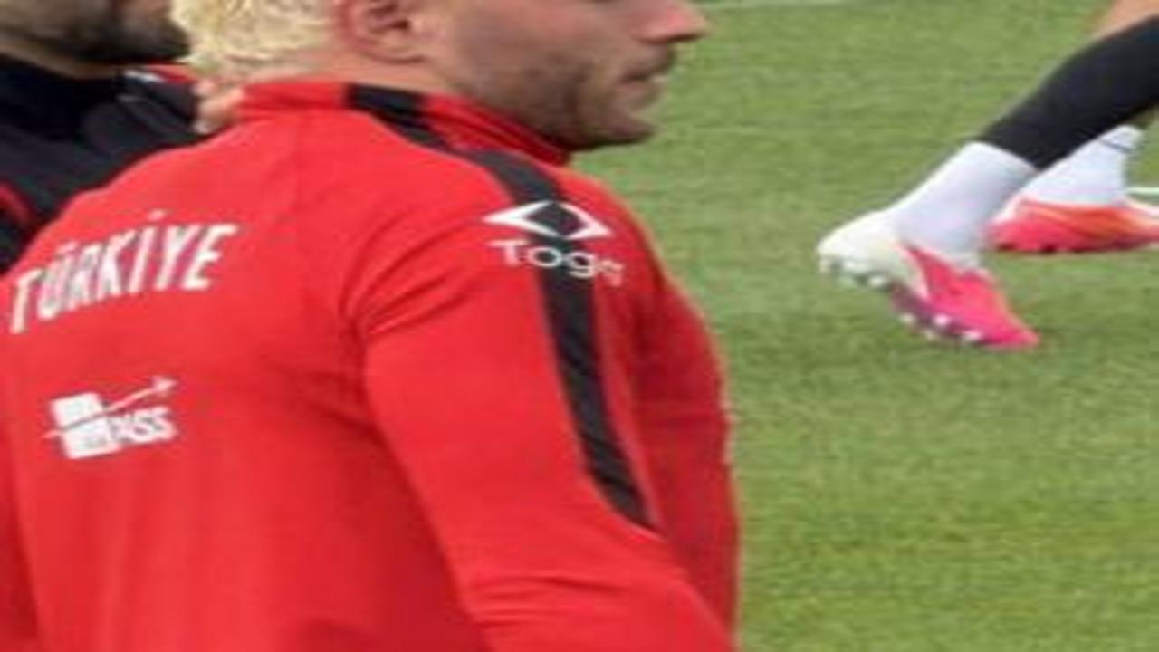 Galatasaraylı Barış Alper Yılmaz milli takım kampındaki yeni imajıyla  dikkat çekti