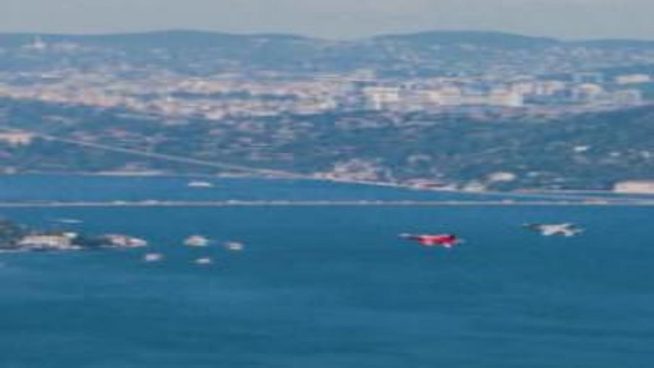 İstanbul'un fethinin 573. yılında Hürjet'ten tarihi Boğaz uçuşu