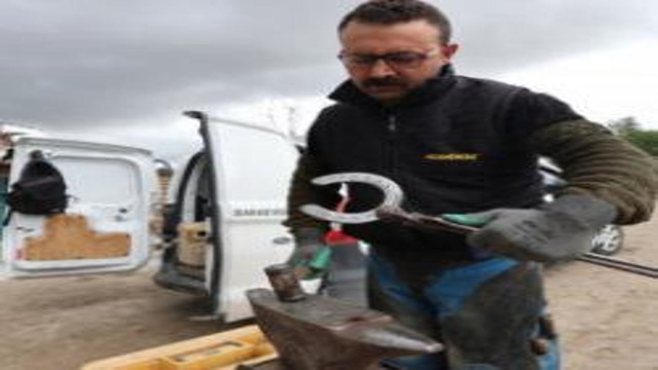 Mobil nalbant atölyeye dönüştürdüğü aracıyla 17 ilde atların bakımını yapıyor