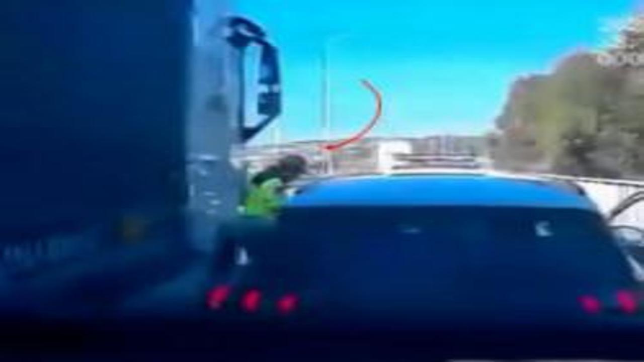 İzmir’de yakıtı biten araca yardım eden jandarmaya TIR çarptı!