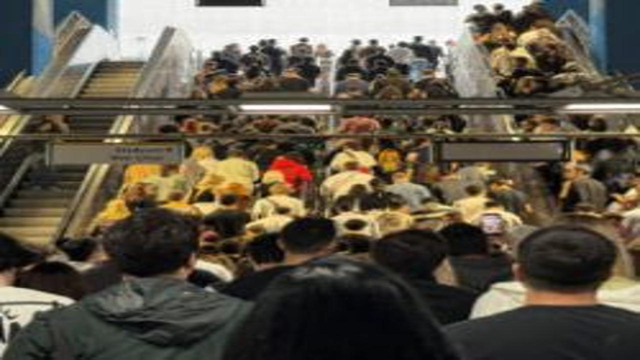 Kanye West'in İstanbul konseri öncesi metroda izdiham yaşandı