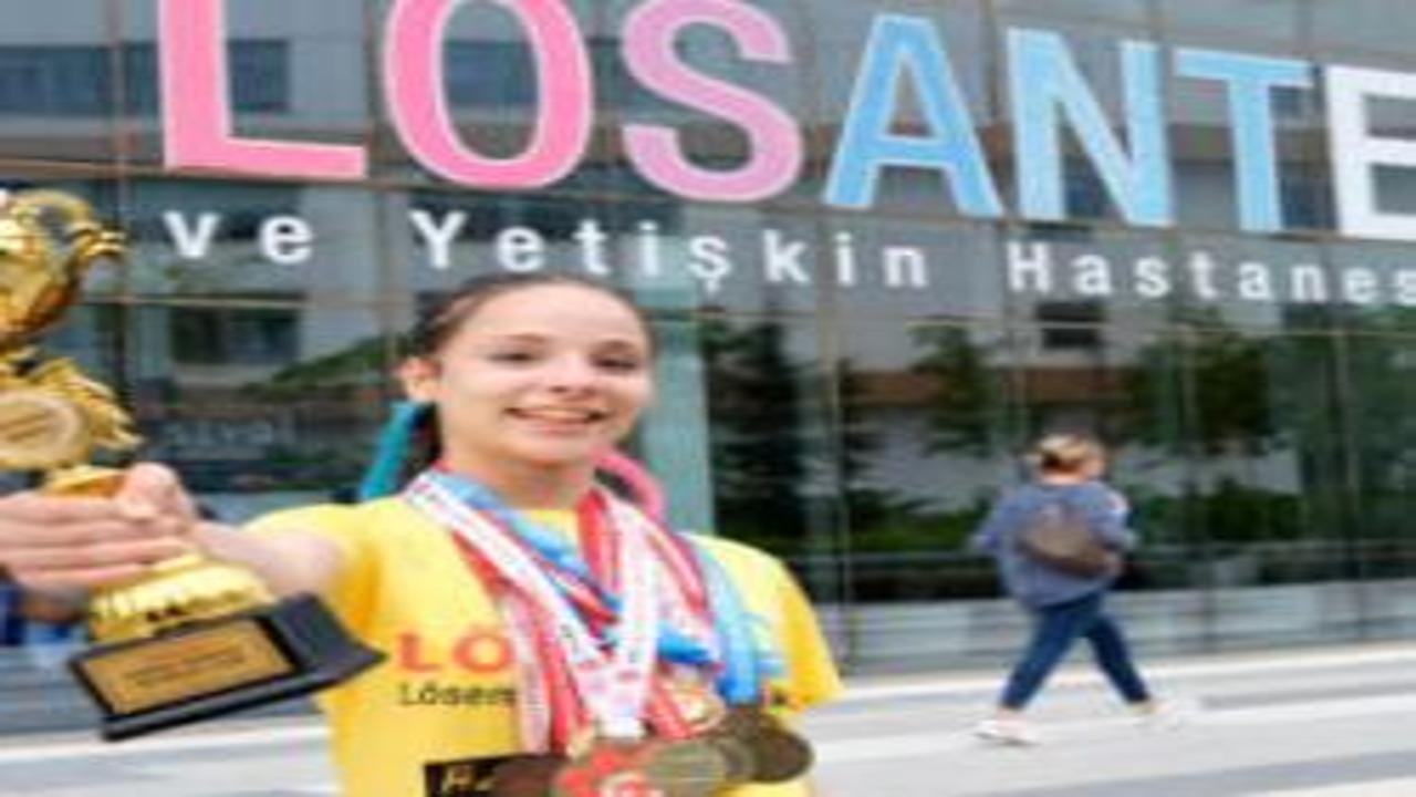 Lösemiyi yendi, dünya şampiyonu oldu! 13 yaşında bir ilk başardı