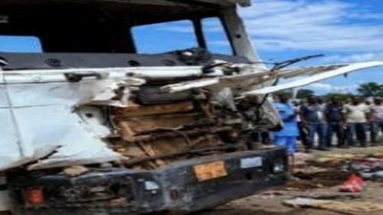 Gana'da otobüs ile kamyonun çarpıştığı kazada 12 kişi öldü