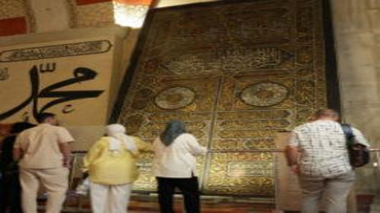 Türkiye’deki 6 parçadan biri burada: Kâbe taşı ve örtüsü ziyaretçilerin ilgi odağı oldu