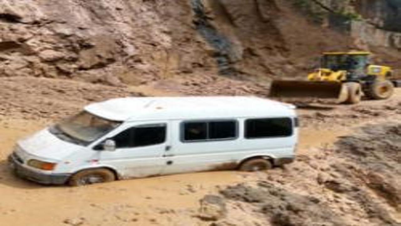 Uçurumun eşiğinde can pazarı: Çamura saplanan araçtan saniyelerle kaçtılar