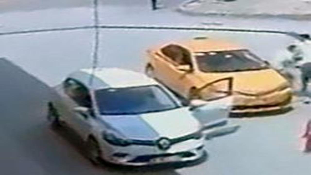 Yol verme kavgası kanlı bitti: Taksiciyi defalarca bıçaklayıp kaçtı