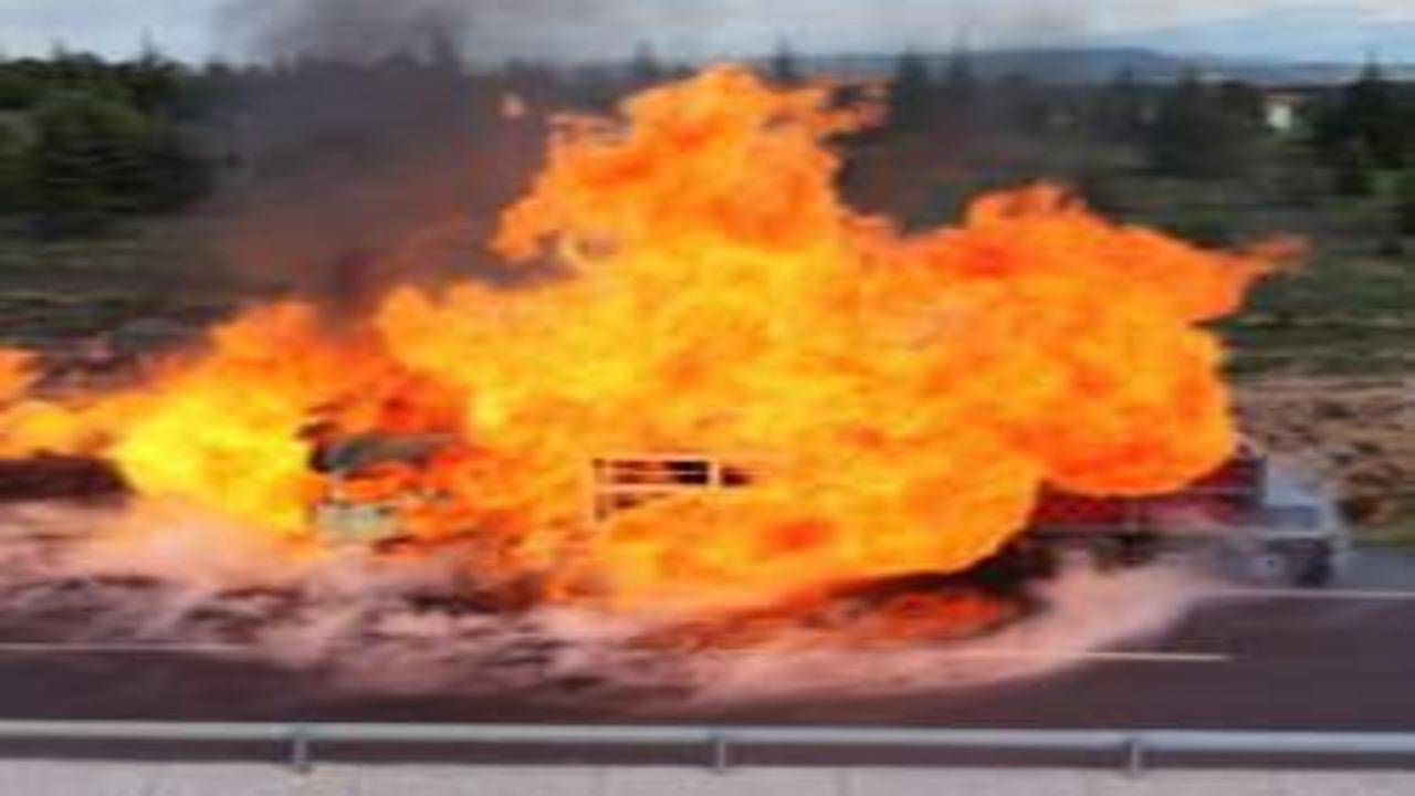Aksaray'da doğalgaz tüpü yüklü tır alev alev yandı