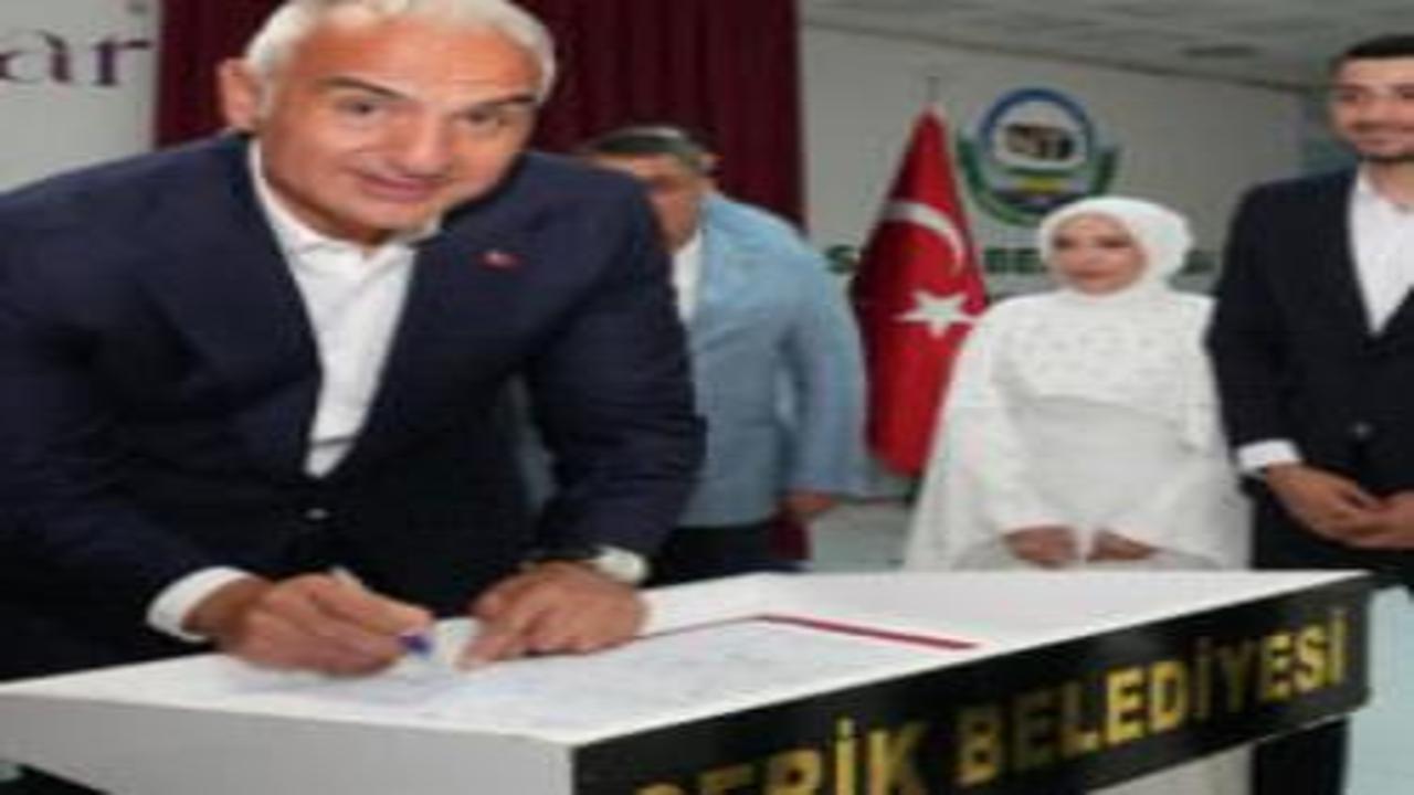 Bakan Ersoy genç çiftin nikah şahidi oldu