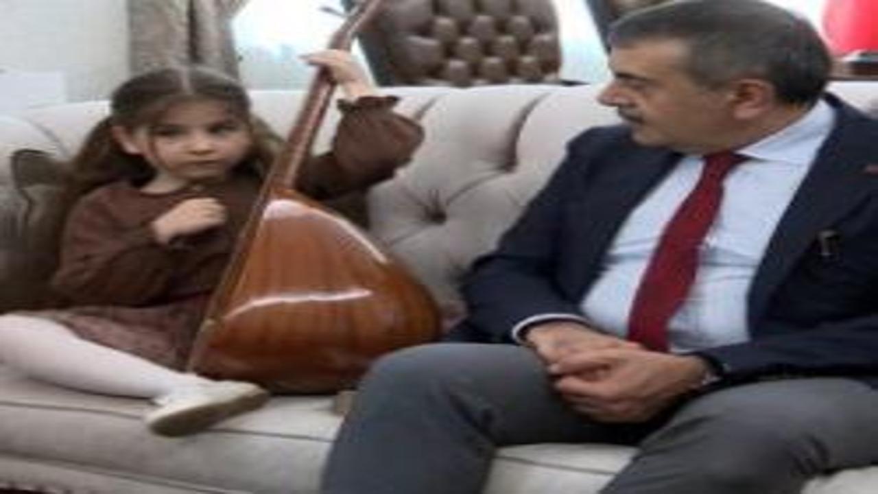 Bakan Tekin, müzik ilkokuluna başvuran 6 yaşındaki görme engelli öğrenciyi ağırladı