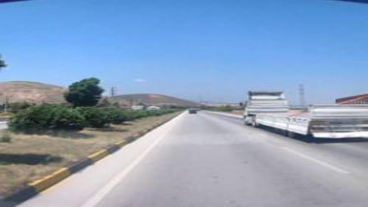 Fırtınanın, tırda taşınan konteyneri uçurduğu anlar kamerada