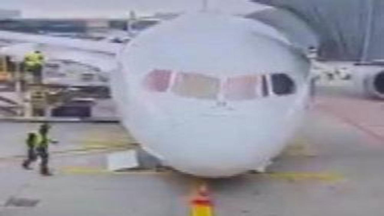 Frankfurt Havalimanı'nda aprondaki yolcu uçağının ön iniş takımı çöktü