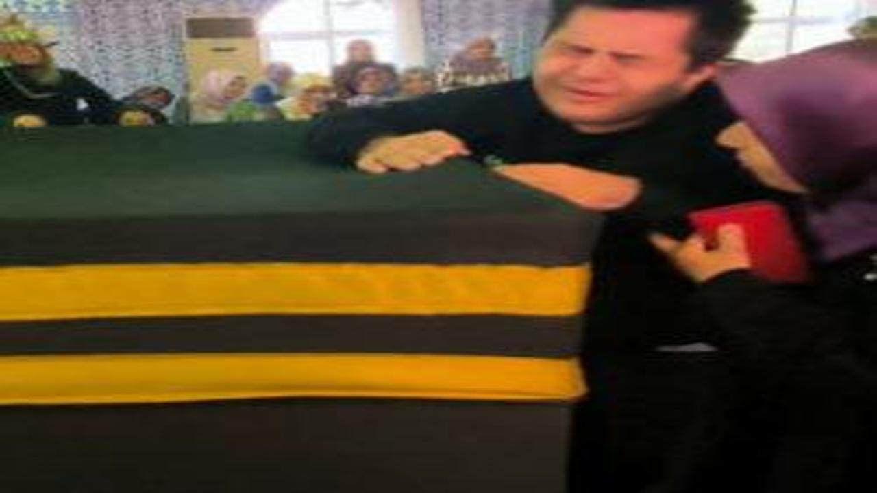 Kabe maketine sarılıp, 'Allah’ım, beni o memlekete götür' di