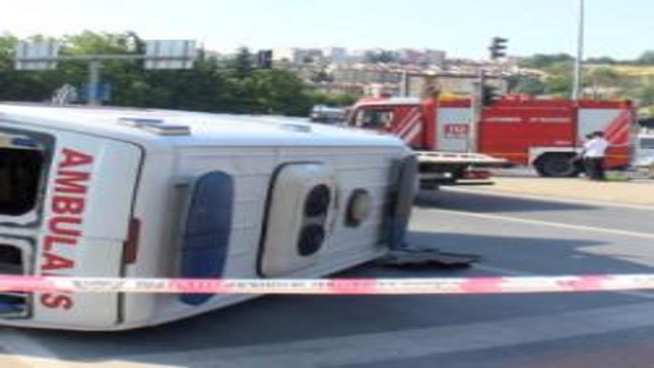 Kağıthane'de motosikletle çarpışan ambulans devrildi: 3'ü sağlık çalışanı 4 yaralı