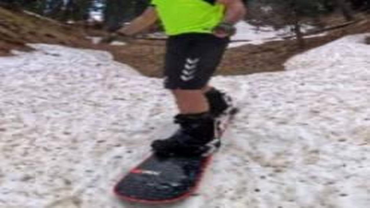 Kars'ta haziranda snowboard